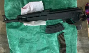 Bố chồng dí súng AK dọa bắn con dâu